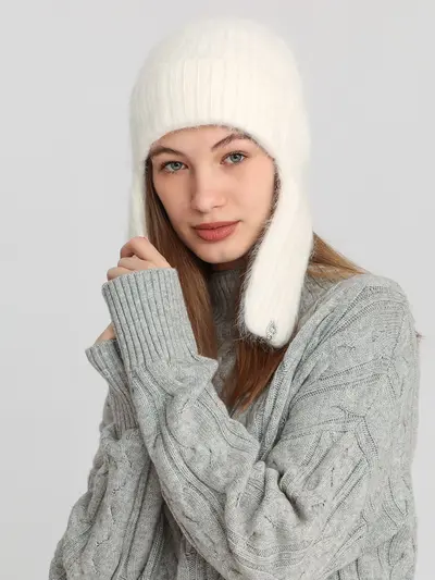 Шапка-ушанка белого цвета